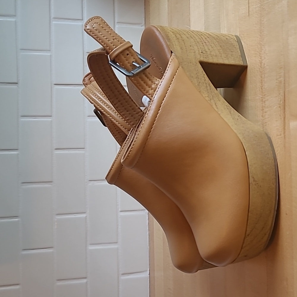 Universal Thread Watson Platform Clogs